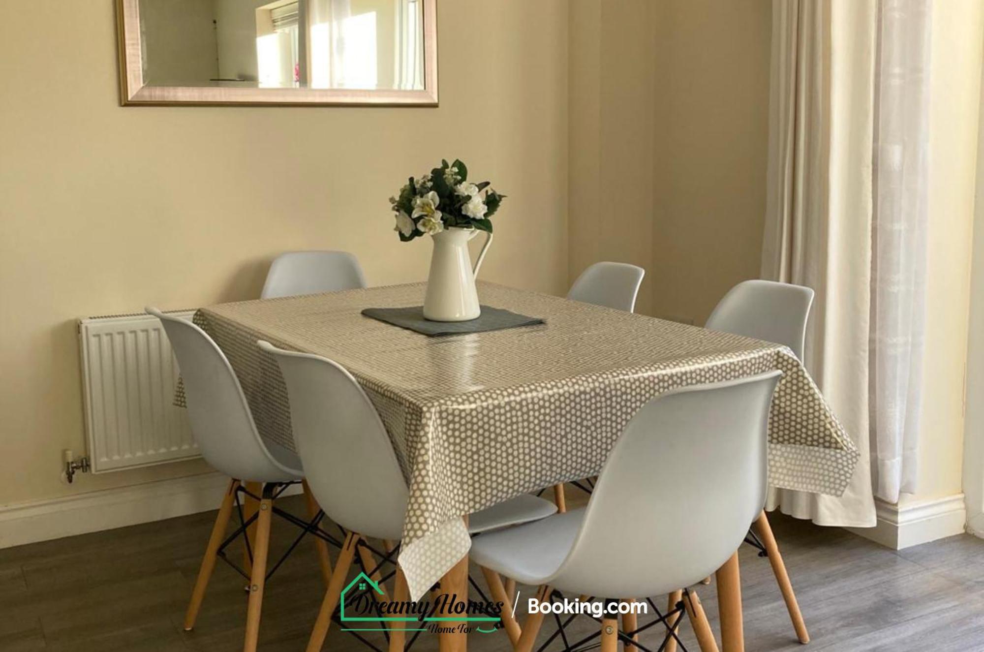 Holiday home Spacious 3 Bed House By Dreamy Homes Short Lets & Serviced Free Parking *