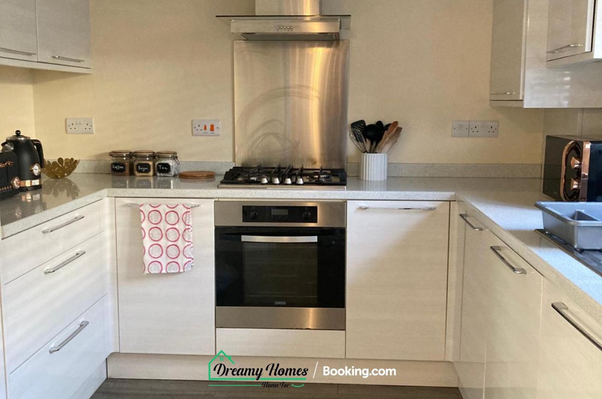 Holiday home Spacious 3 Bed House By Dreamy Homes Short Lets & Serviced Free Parking