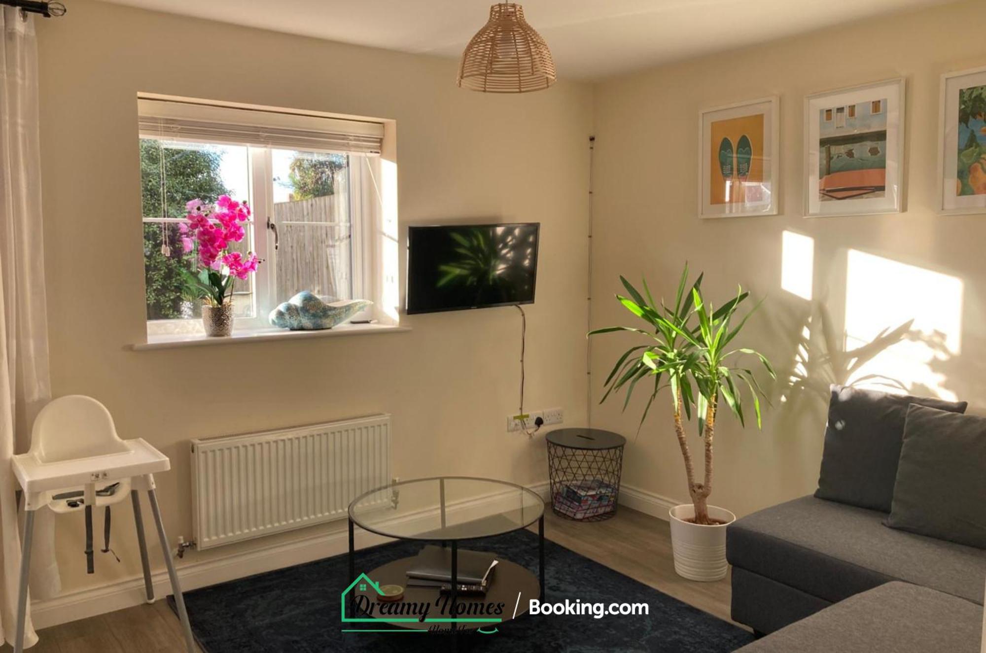 Holiday home Spacious 3 Bed House By Dreamy Homes Short Lets & Serviced Free Parking *