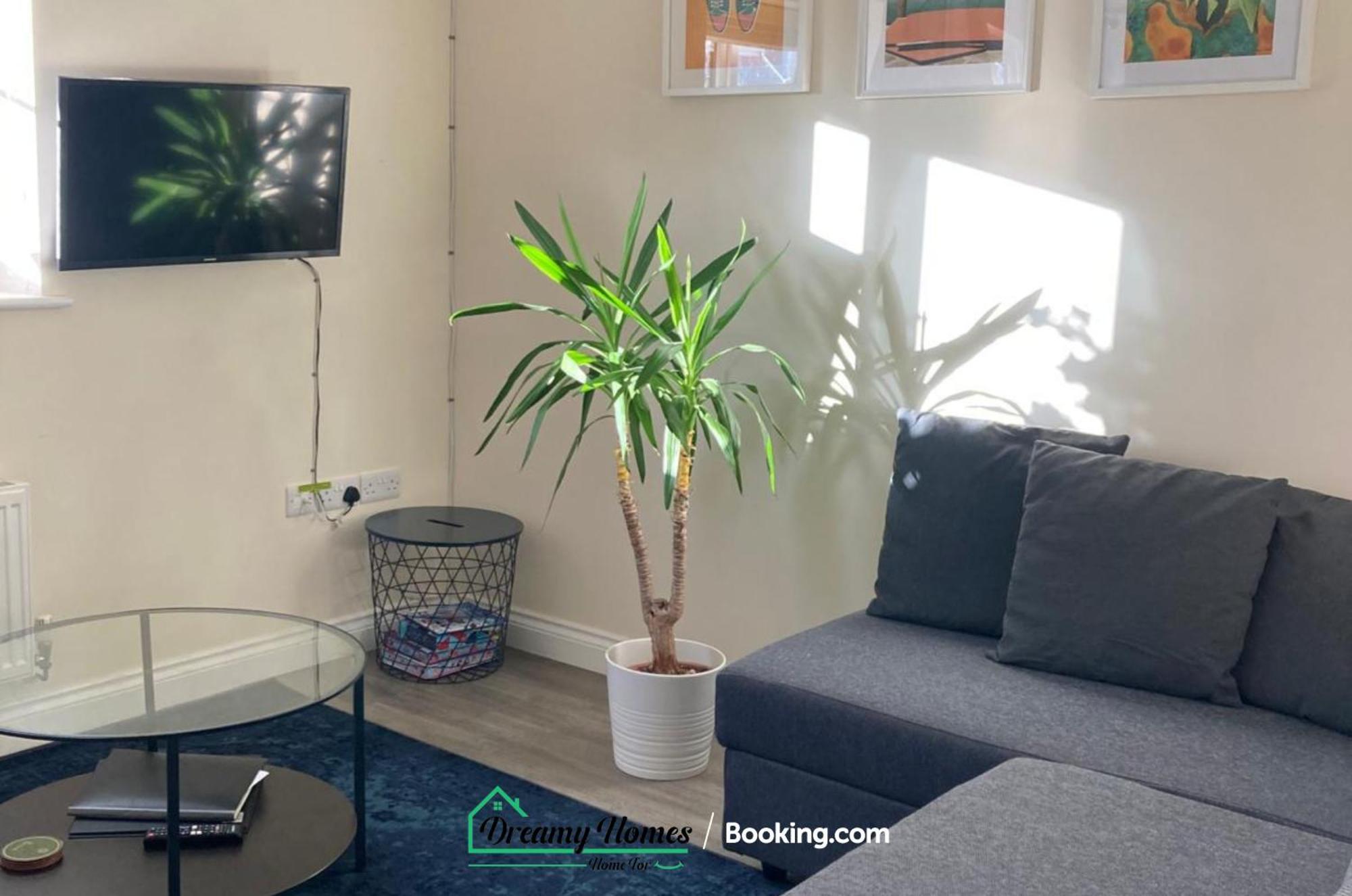 Spacious 3 Bed House By Dreamy Homes Short Lets & Serviced Free Parking Holiday home *