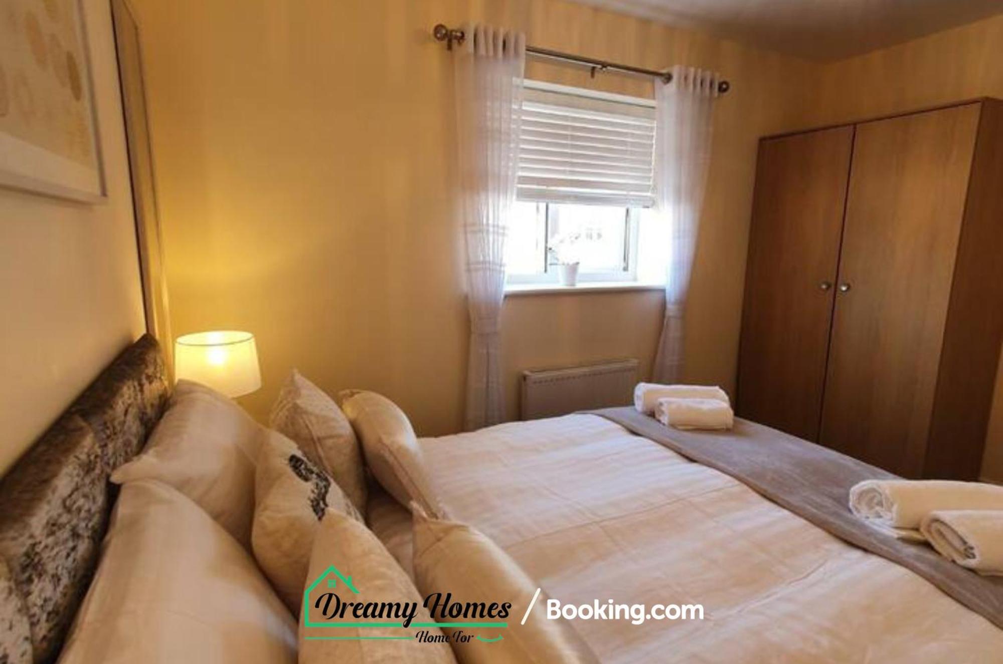Holiday home Spacious 3 Bed House By Dreamy Homes Short Lets & Serviced Free Parking *