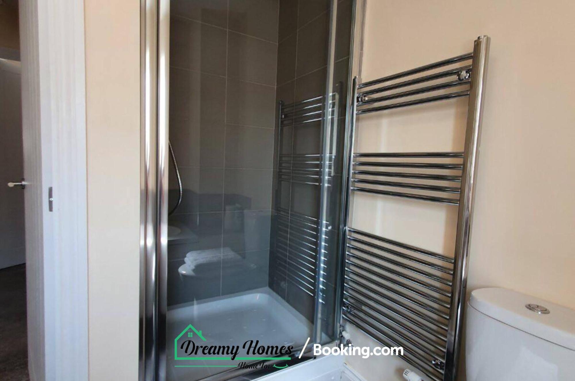 Holiday home Spacious 3 Bed House By Dreamy Homes Short Lets & Serviced Free Parking *