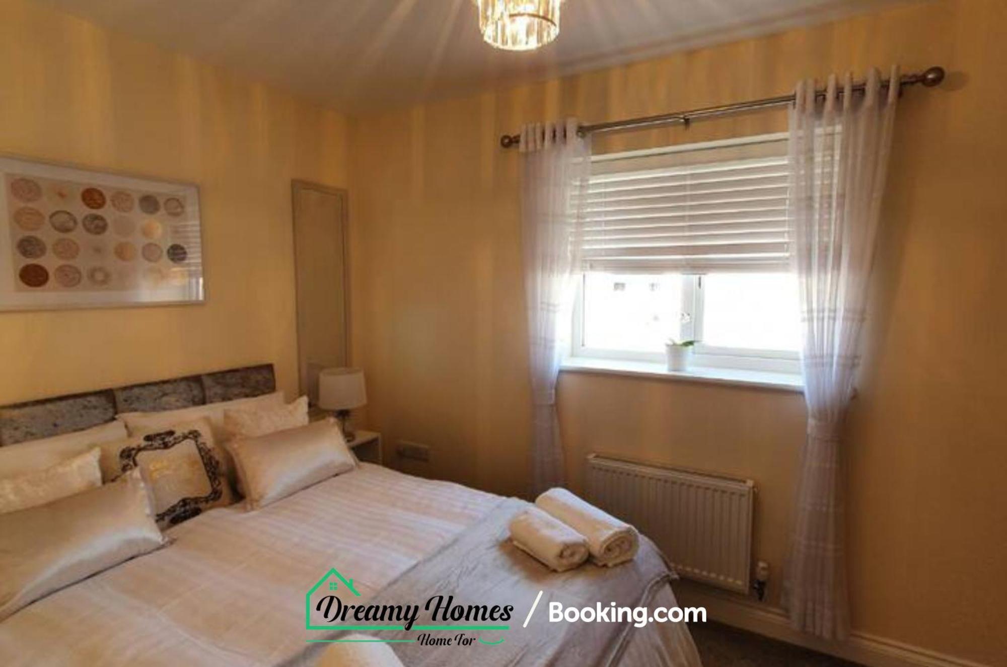 Spacious 3 Bed House By Dreamy Homes Short Lets & Serviced Free Parking Holiday home