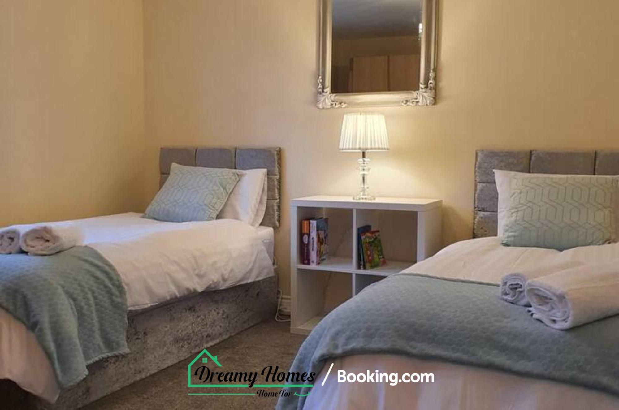 Spacious 3 Bed House By Dreamy Homes Short Lets & Serviced Free Parking Holiday home *