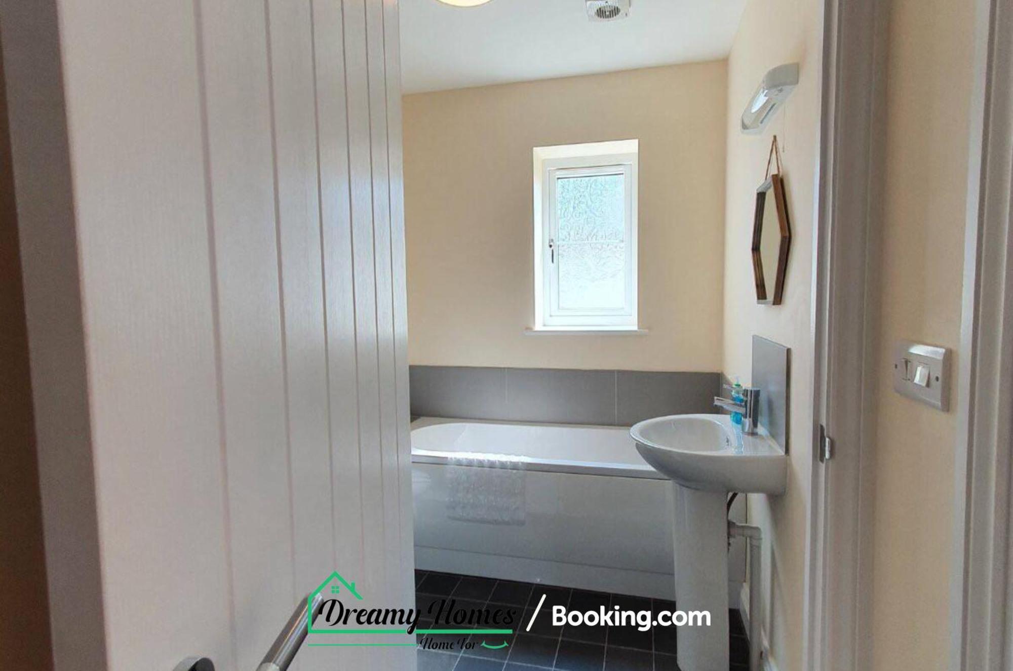 Holiday home Spacious 3 Bed House By Dreamy Homes Short Lets & Serviced Free Parking *