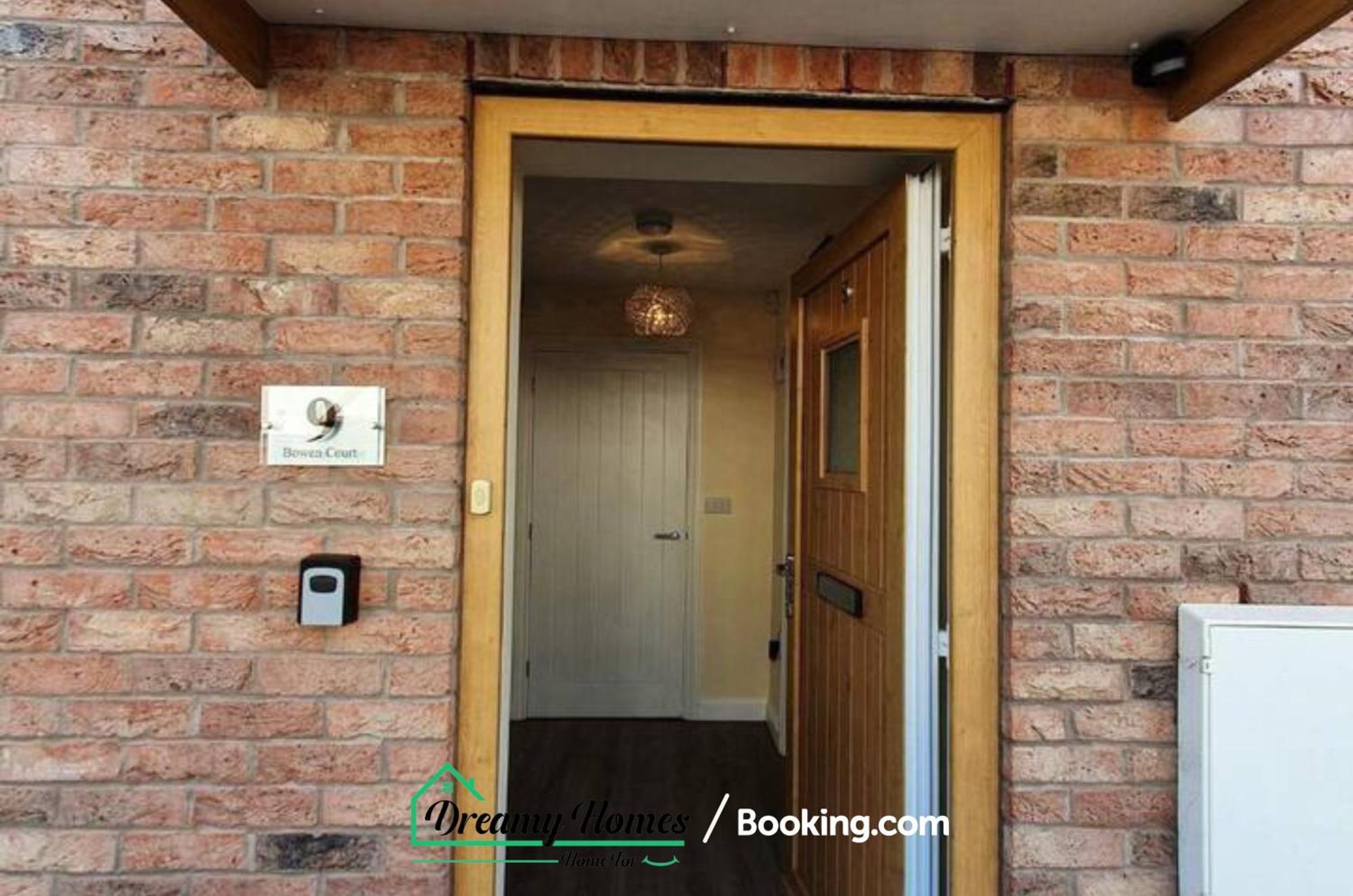 Spacious 3 Bed House By Dreamy Homes Short Lets & Serviced Free Parking Holiday home *